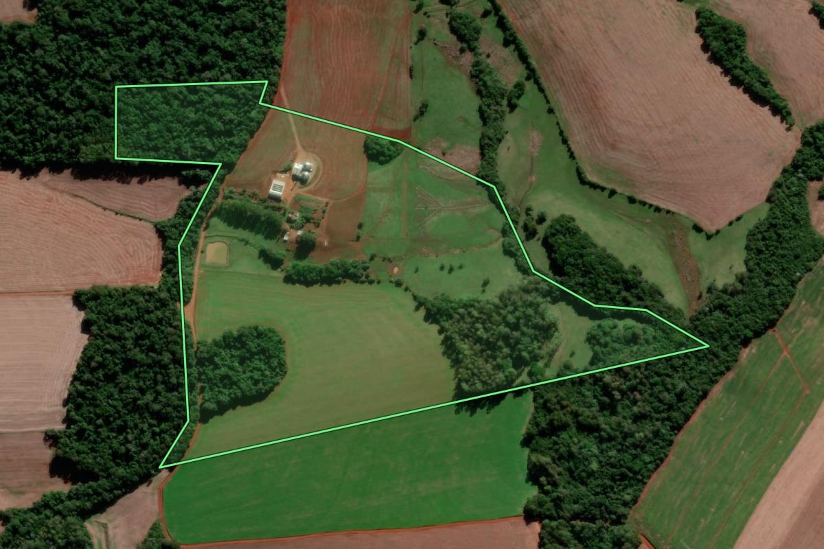 Imagem de satélite do imóvel rural em Santo Ângelo (RS), com o contorno declarado no CAR desenhado por cima.
