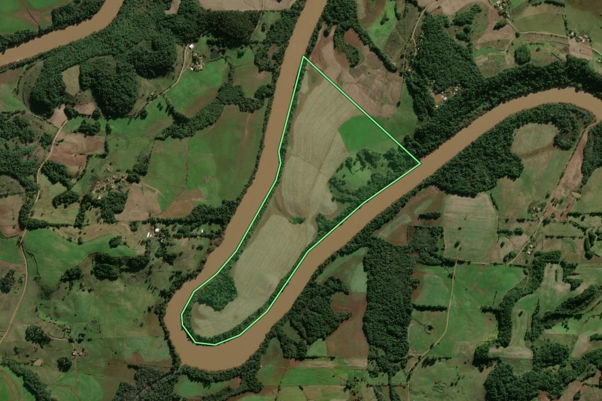 Imagem de satélite do imóvel rural em Santo Ângelo (RS), com o contorno declarado no CAR desenhado por cima.