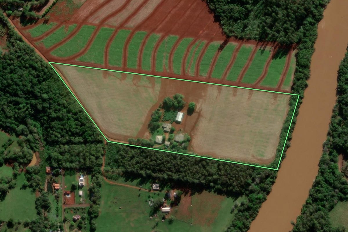 Imagem de satélite do imóvel rural em Santo Ângelo (RS), com o contorno declarado no CAR desenhado por cima.