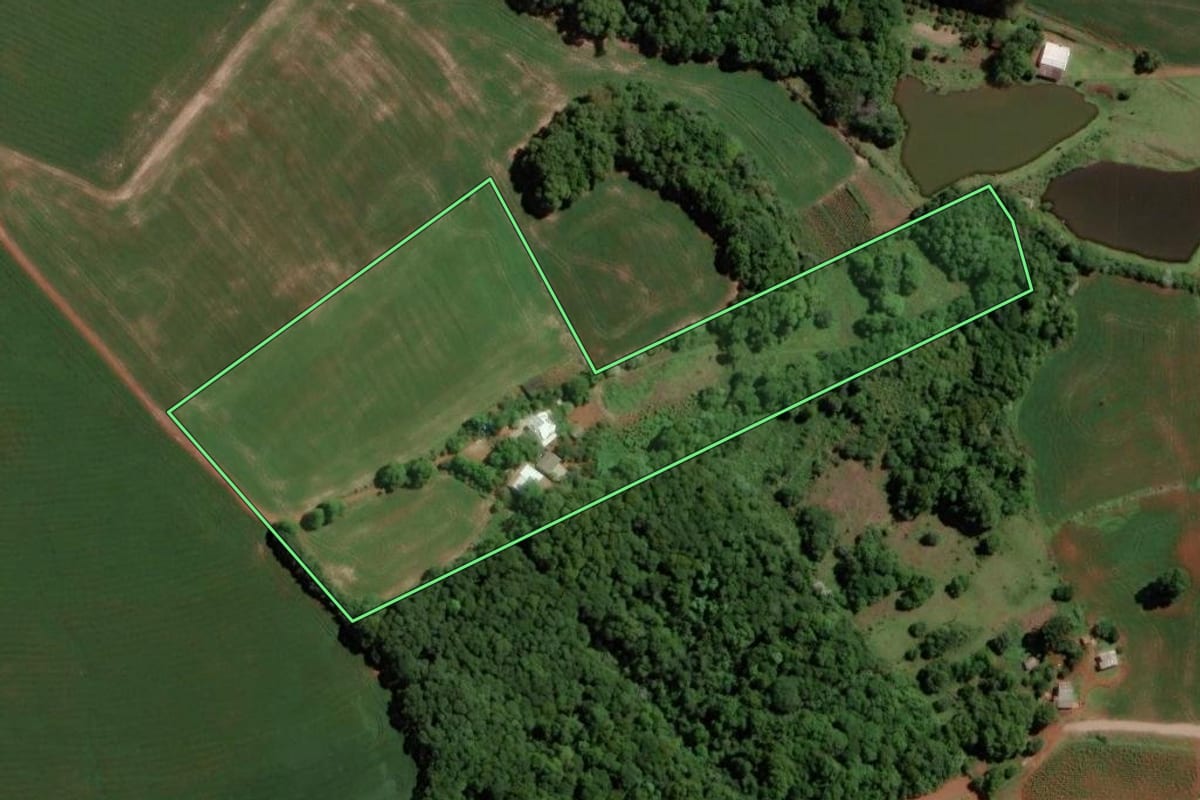 Imagem de satélite do imóvel rural em Santo Ângelo (RS), com o contorno declarado no CAR desenhado por cima.