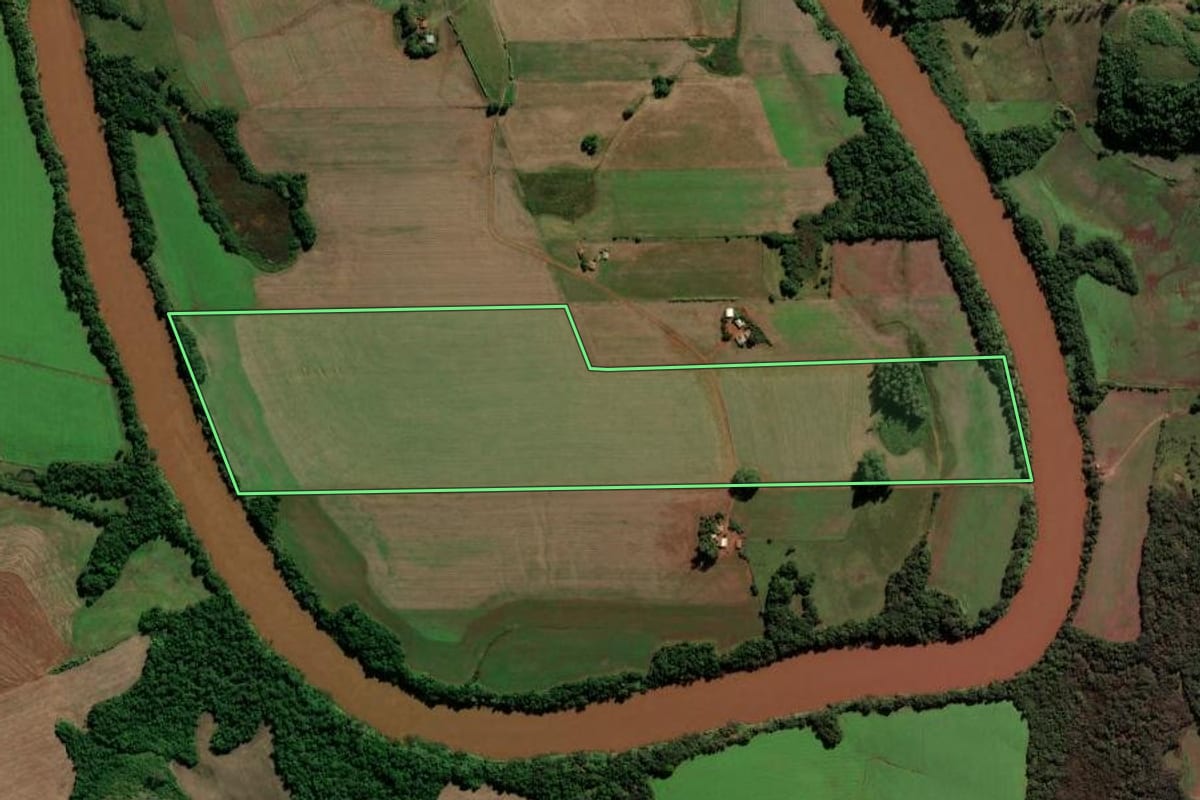 Imagem de satélite do imóvel rural em Santo Ângelo (RS), com o contorno declarado no CAR desenhado por cima.