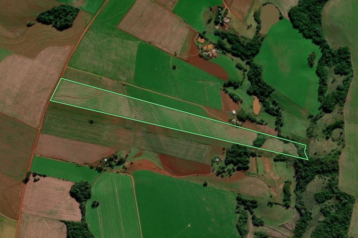 Imagem de satélite do imóvel rural em Santo Ângelo (RS), com o contorno declarado no CAR desenhado por cima.