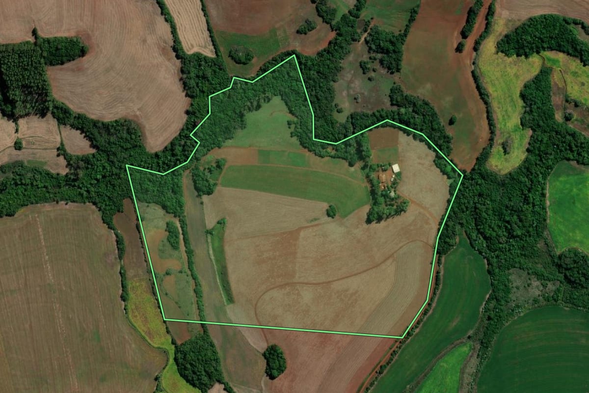 Imagem de satélite do imóvel rural em Santo Ângelo (RS), com o contorno declarado no CAR desenhado por cima.