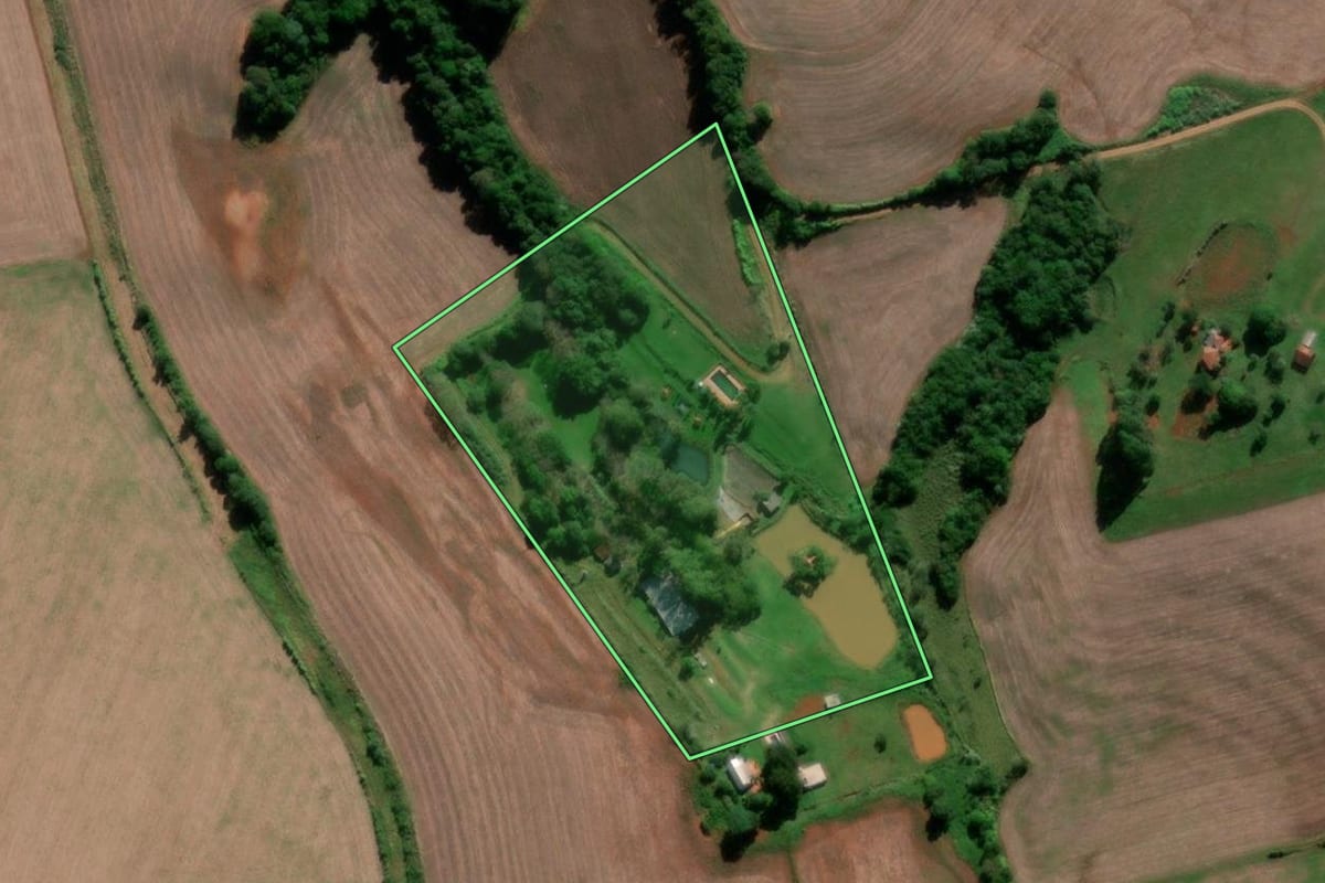 Imagem de satélite do imóvel rural em Santo Ângelo (RS), com o contorno declarado no CAR desenhado por cima.