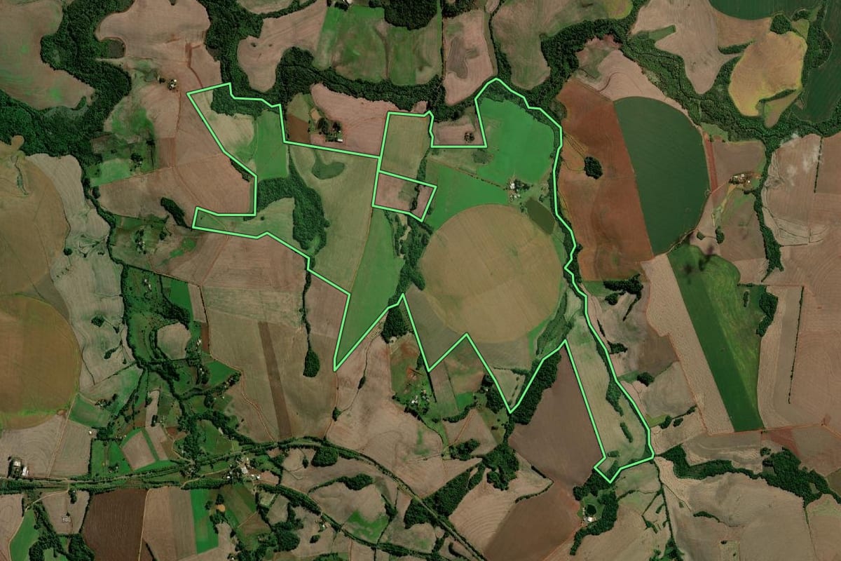 Imagem de satélite do imóvel rural em Santo Ângelo (RS), com o contorno declarado no CAR desenhado por cima.