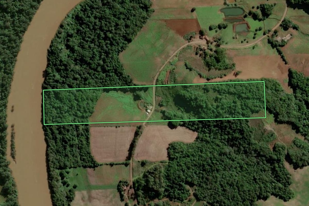 Imagem de satélite do imóvel rural em Santo Ângelo (RS), com o contorno declarado no CAR desenhado por cima.