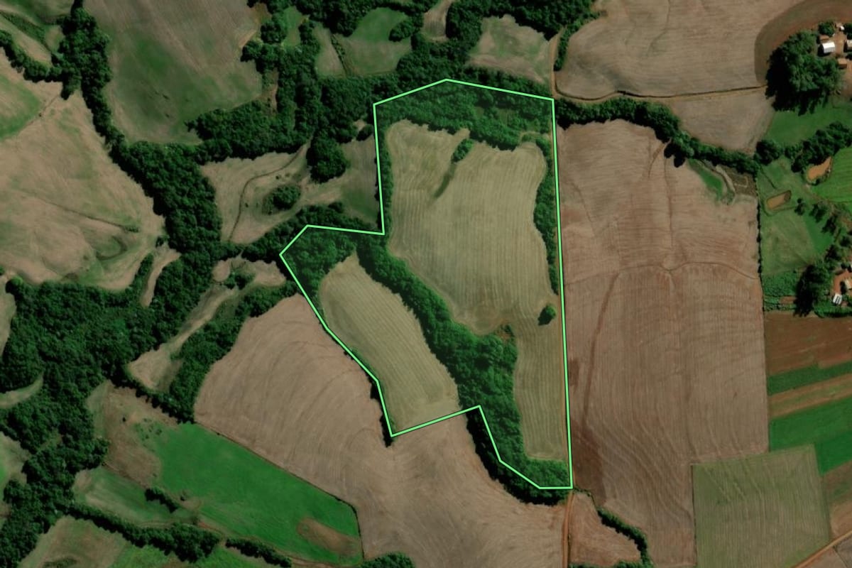 Imagem de satélite do imóvel rural em Santo Ângelo (RS), com o contorno declarado no CAR desenhado por cima.