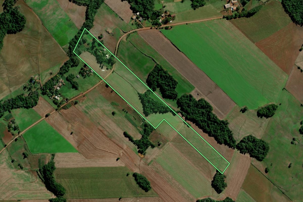 Imagem de satélite do imóvel rural em Santo Ângelo (RS), com o contorno declarado no CAR desenhado por cima.