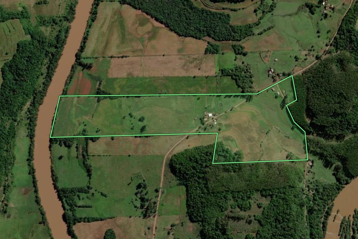 Imagem de satélite do imóvel rural em Santo Ângelo (RS), com o contorno declarado no CAR desenhado por cima.