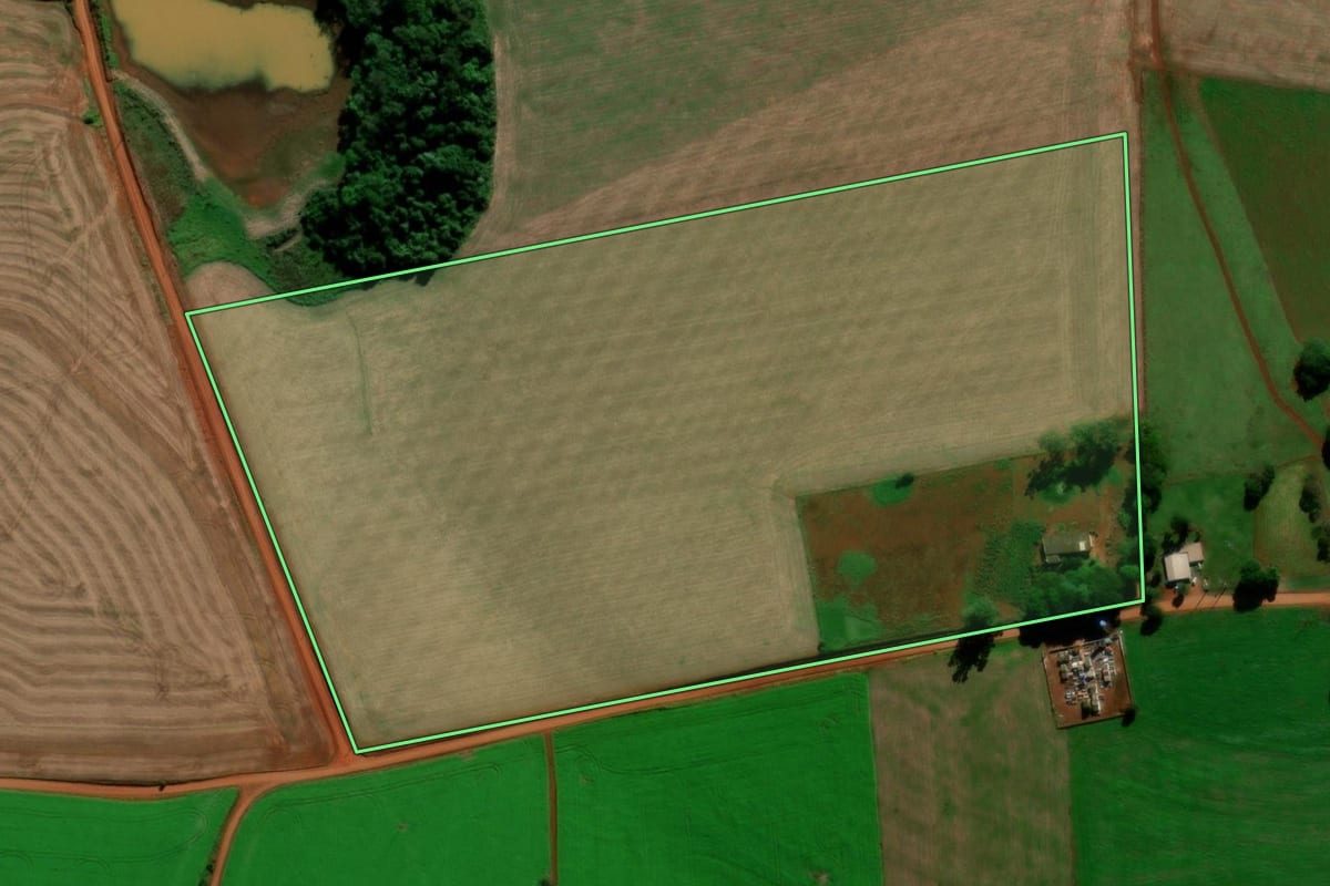 Imagem de satélite do imóvel rural em Santo Ângelo (RS), com o contorno declarado no CAR desenhado por cima.