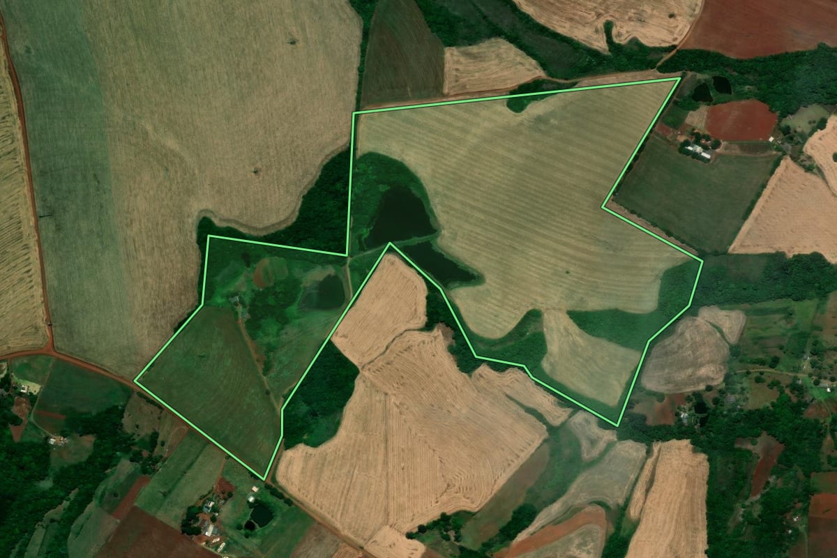 Imagem de satélite do imóvel rural em Santo Ângelo (RS), com o contorno declarado no CAR desenhado por cima.