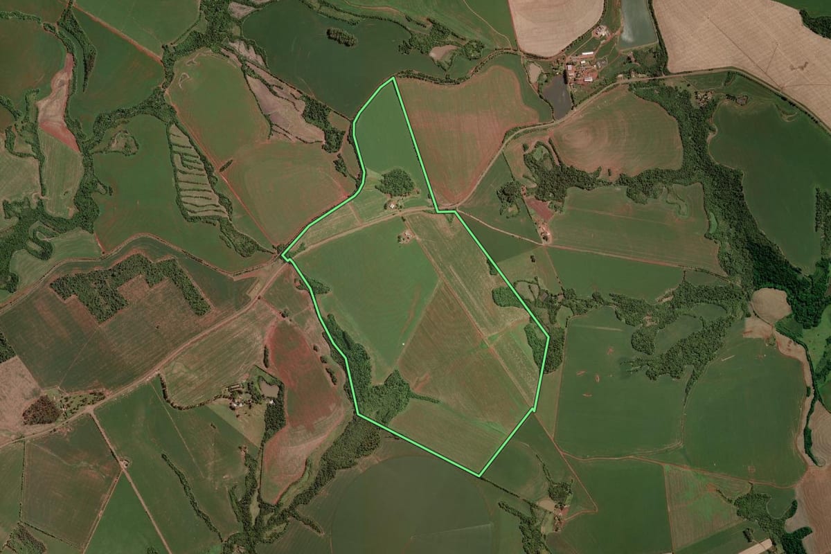 Imagem de satélite do imóvel rural em Santo Ângelo (RS), com o contorno declarado no CAR desenhado por cima.