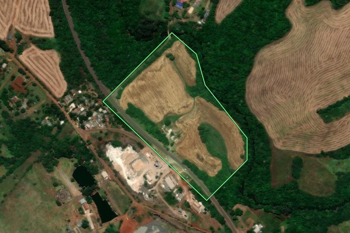 Imagem de satélite do imóvel rural em Santo Ângelo (RS), com o contorno declarado no CAR desenhado por cima.