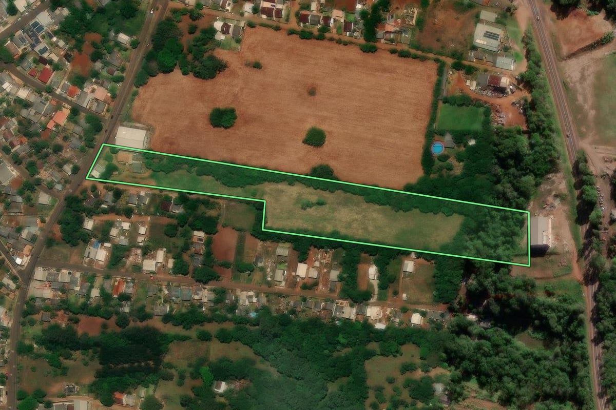 Imagem de satélite do imóvel rural em Santo Ângelo (RS), com o contorno declarado no CAR desenhado por cima.