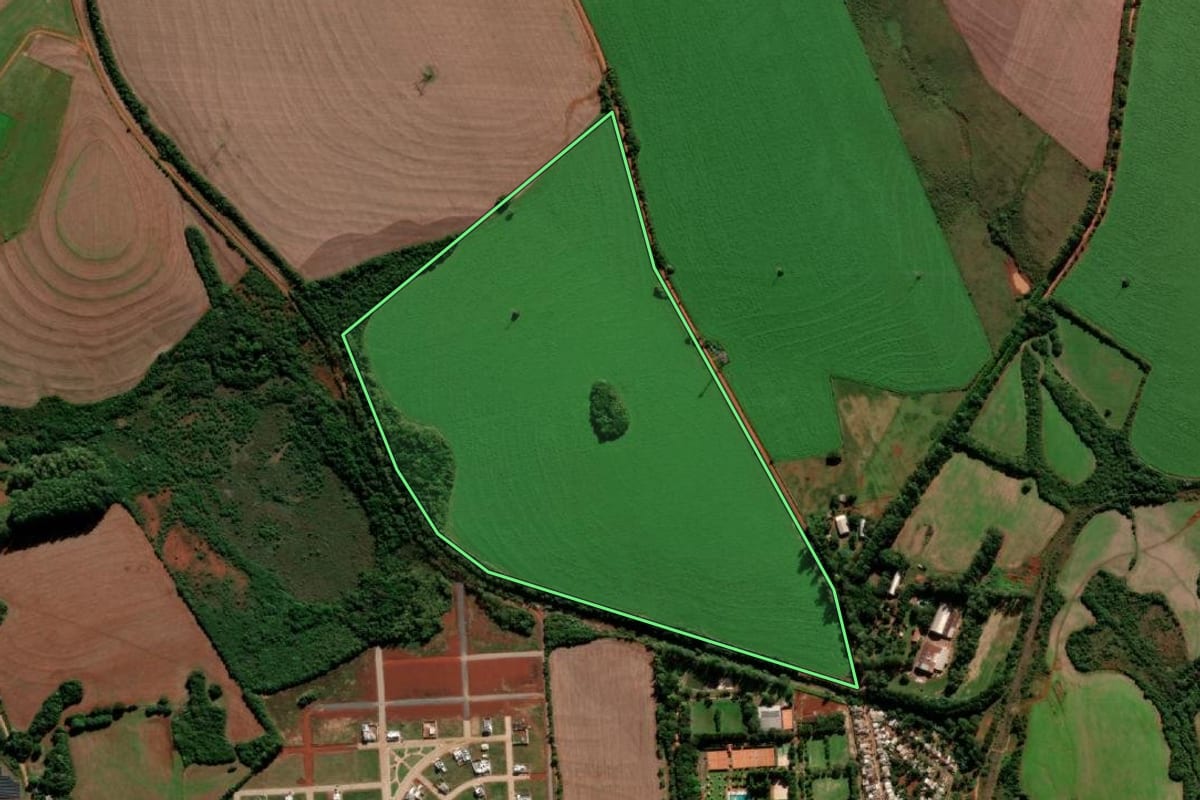 Imagem de satélite do imóvel rural em Santo Ângelo (RS), com o contorno declarado no CAR desenhado por cima.