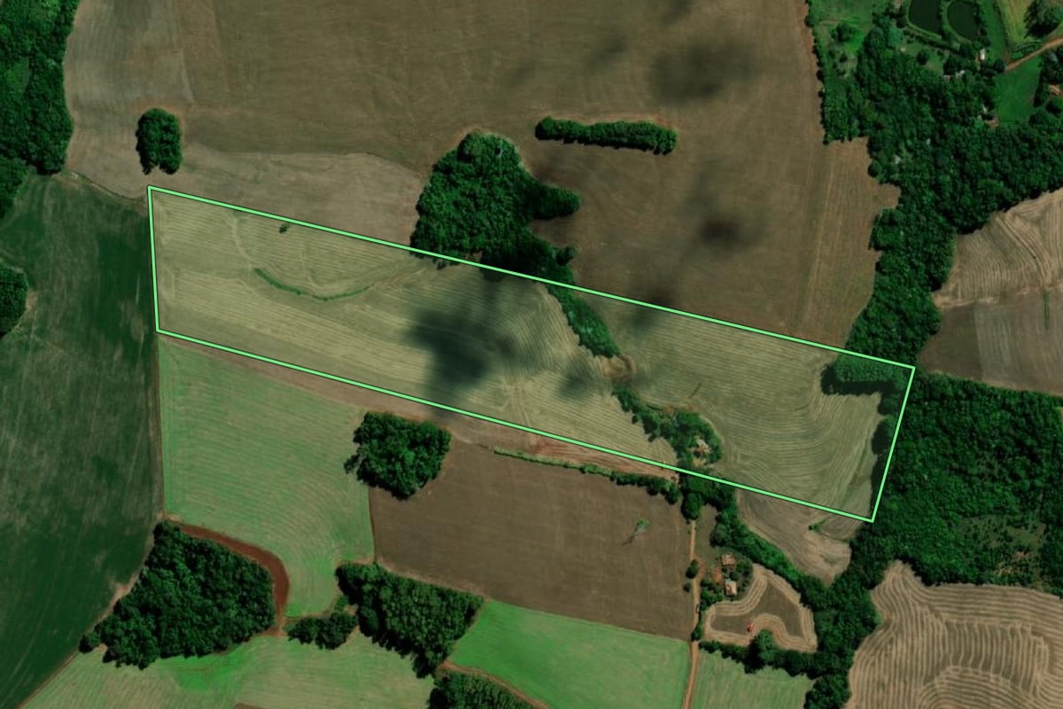 Imagem de satélite do imóvel rural em Santo Ângelo (RS), com o contorno declarado no CAR desenhado por cima.