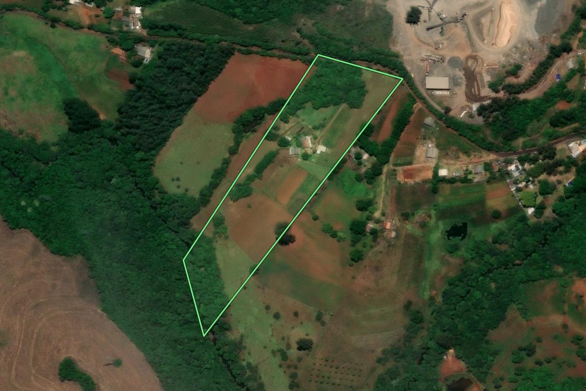 Imagem de satélite do imóvel rural em Santo Ângelo (RS), com o contorno declarado no CAR desenhado por cima.