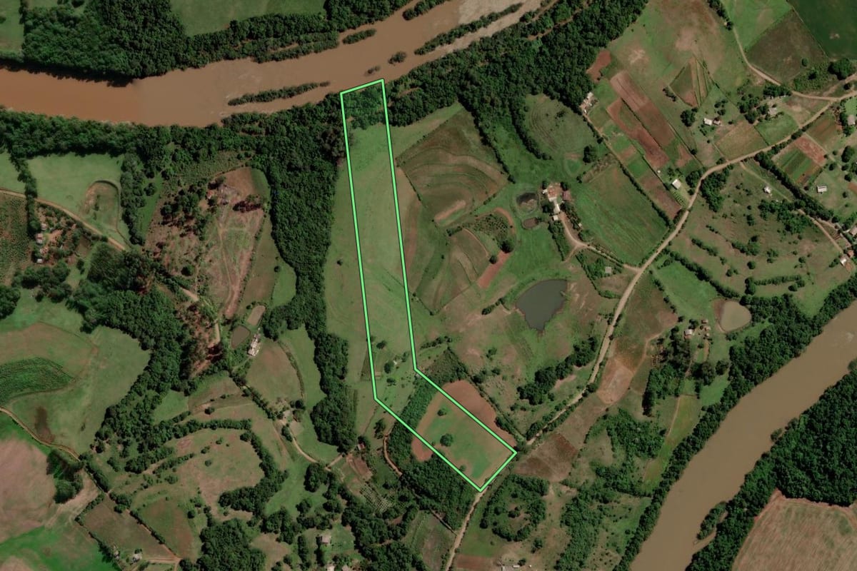 Imagem de satélite do imóvel rural em Santo Ângelo (RS), com o contorno declarado no CAR desenhado por cima.