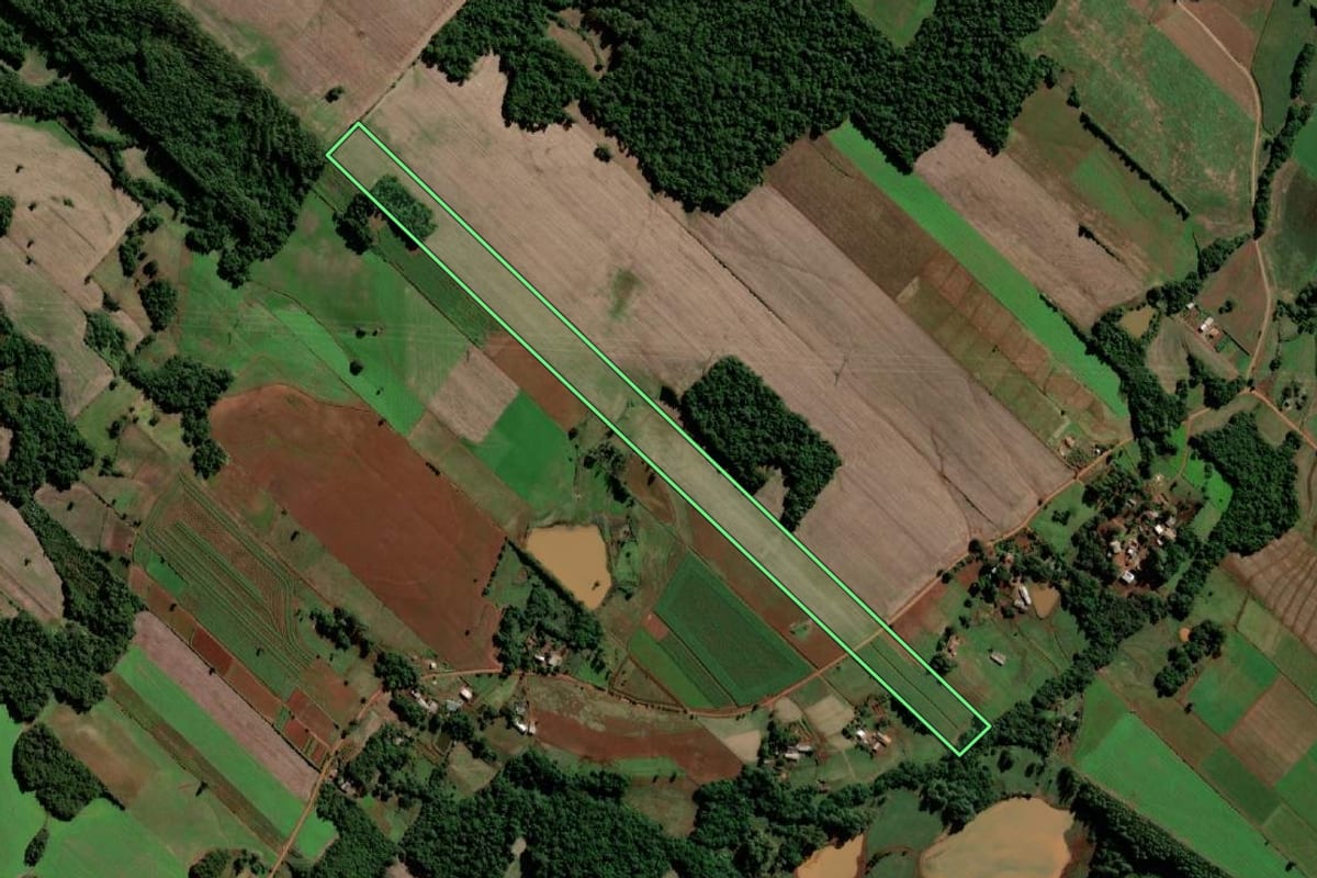 Imagem de satélite do imóvel rural em Santo Ângelo (RS), com o contorno declarado no CAR desenhado por cima.