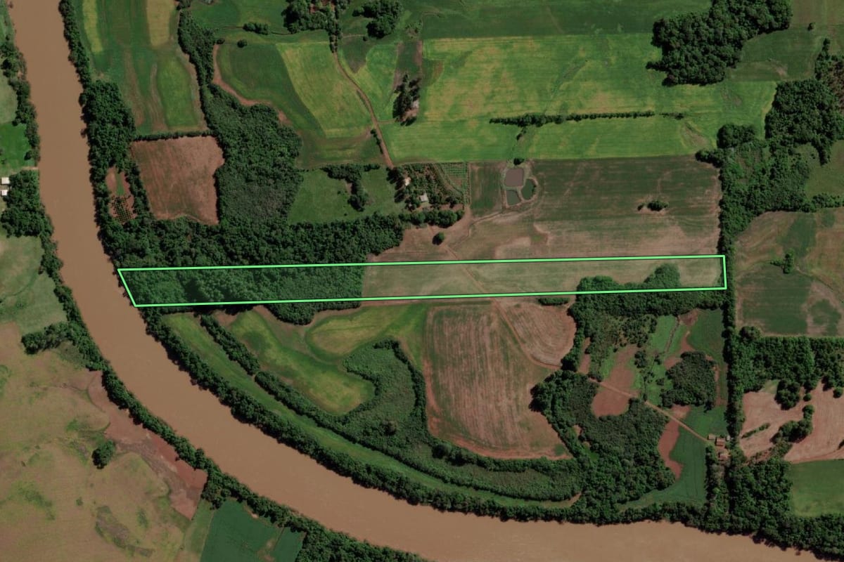 Imagem de satélite do imóvel rural em Santo Ângelo (RS), com o contorno declarado no CAR desenhado por cima.