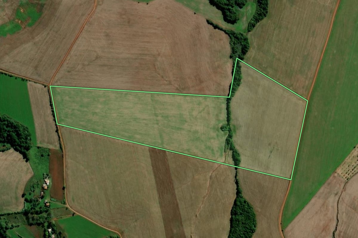 Imagem de satélite do imóvel rural em Santo Ângelo (RS), com o contorno declarado no CAR desenhado por cima.
