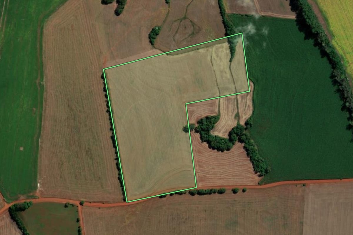 Imagem de satélite do imóvel rural em Santo Ângelo (RS), com o contorno declarado no CAR desenhado por cima.
