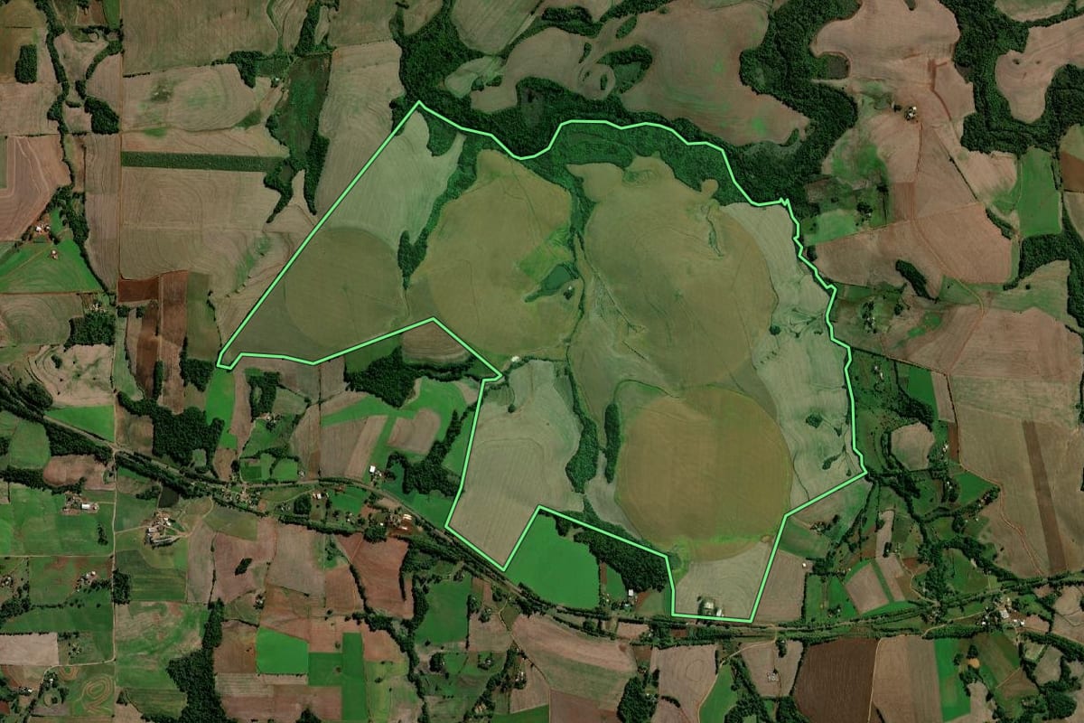 Imagem de satélite do imóvel rural em Santo Ângelo (RS), com o contorno declarado no CAR desenhado por cima.