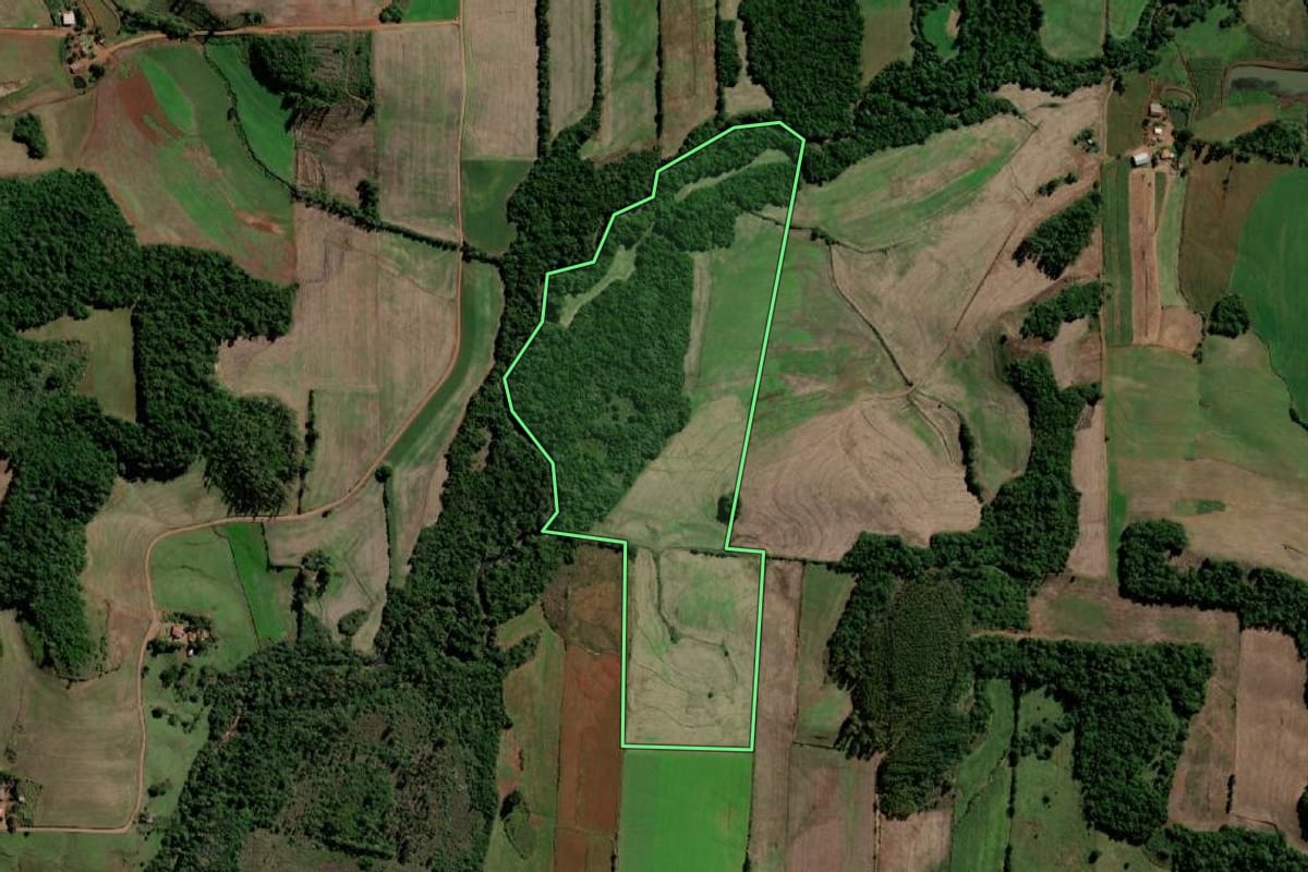 Imagem de satélite do imóvel rural em Santo Ângelo (RS), com o contorno declarado no CAR desenhado por cima.