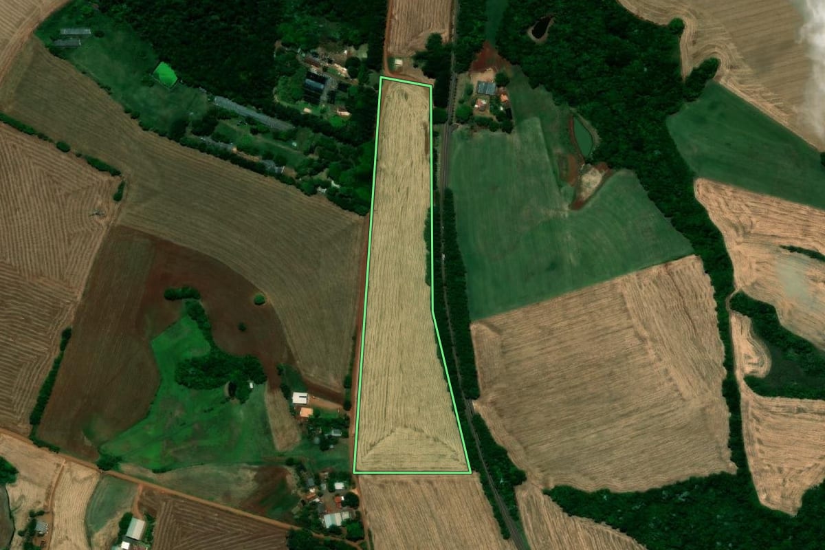Imagem de satélite do imóvel rural em Santo Ângelo (RS), com o contorno declarado no CAR desenhado por cima.