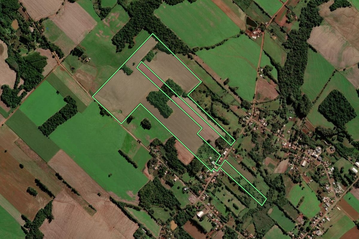 Imagem de satélite do imóvel rural em Santo Ângelo (RS), com o contorno declarado no CAR desenhado por cima.
