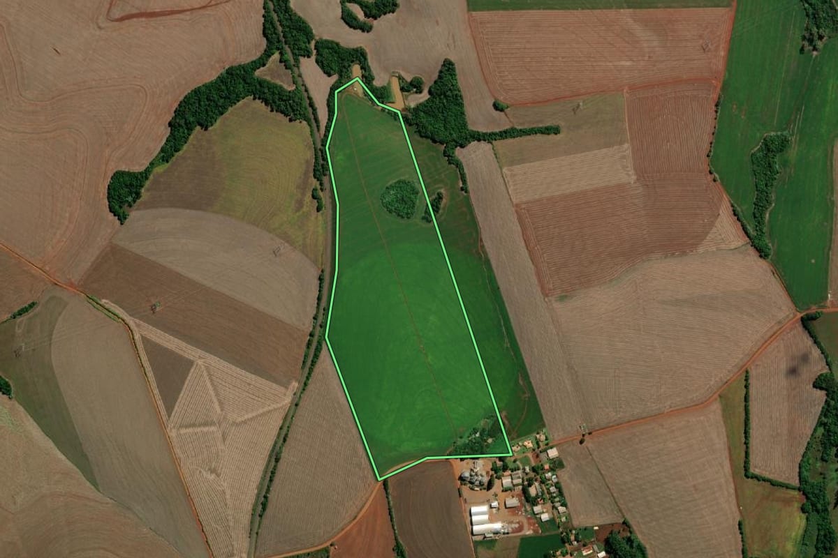 Imagem de satélite do imóvel rural em Santo Ângelo (RS), com o contorno declarado no CAR desenhado por cima.