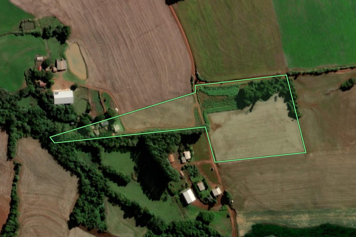 Imagem de satélite do imóvel rural em Santo Ângelo (RS), com o contorno declarado no CAR desenhado por cima.