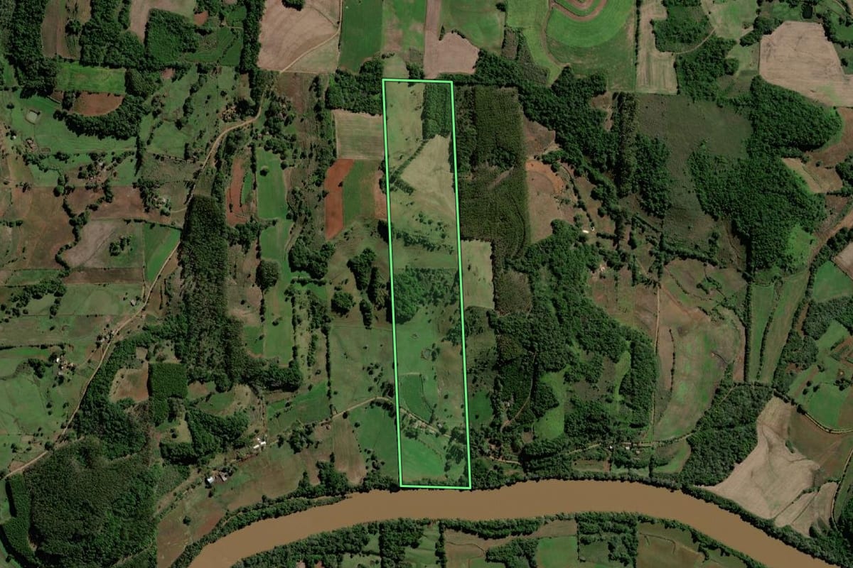 Imagem de satélite do imóvel rural em Santo Ângelo (RS), com o contorno declarado no CAR desenhado por cima.