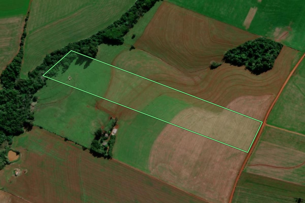 Imagem de satélite do imóvel rural em Santo Ângelo (RS), com o contorno declarado no CAR desenhado por cima.