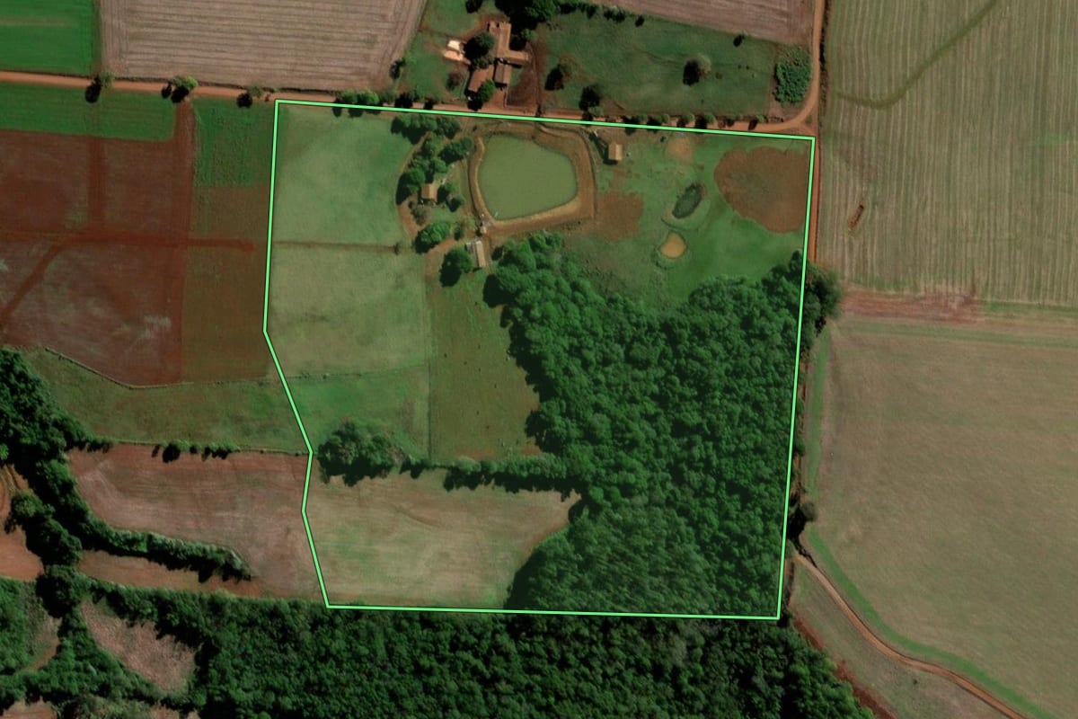 Imagem de satélite do imóvel rural em Santo Ângelo (RS), com o contorno declarado no CAR desenhado por cima.