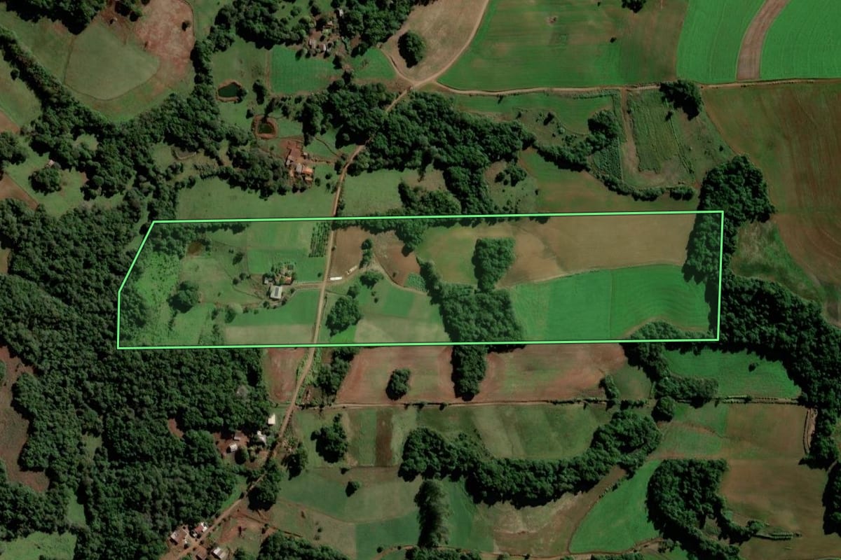 Imagem de satélite do imóvel rural em Santo Ângelo (RS), com o contorno declarado no CAR desenhado por cima.