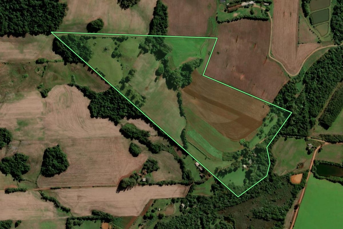 Imagem de satélite do imóvel rural em Santo Ângelo (RS), com o contorno declarado no CAR desenhado por cima.