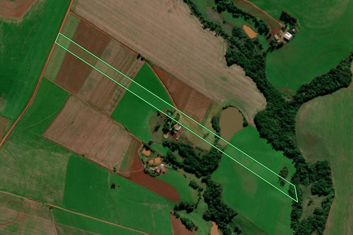 Imagem de satélite do imóvel rural em Santo Ângelo (RS), com o contorno declarado no CAR desenhado por cima.
