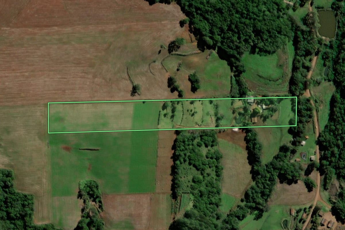 Imagem de satélite do imóvel rural em Santo Ângelo (RS), com o contorno declarado no CAR desenhado por cima.