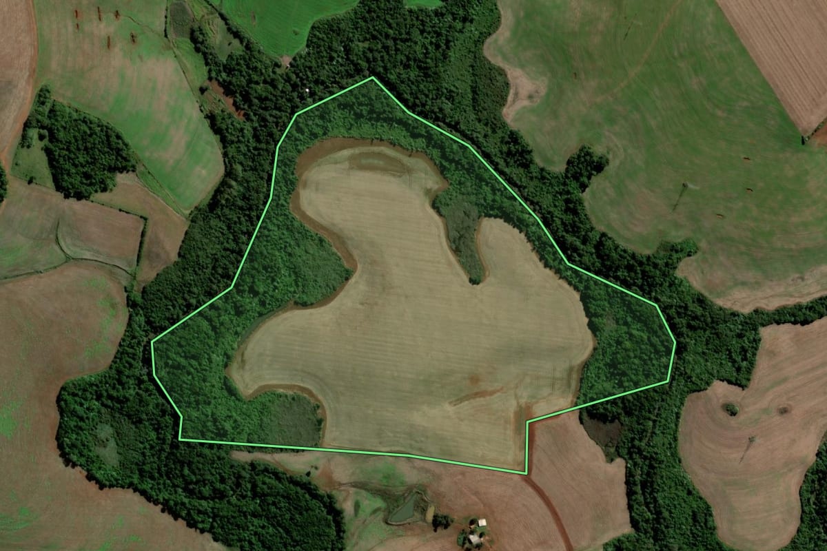 Imagem de satélite do imóvel rural em Santo Ângelo (RS), com o contorno declarado no CAR desenhado por cima.