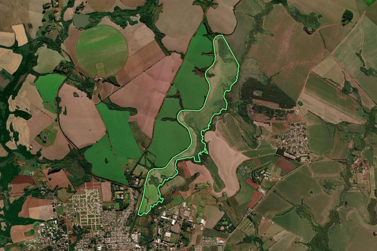Imagem de satélite do imóvel rural em Santo Ângelo (RS), com o contorno declarado no CAR desenhado por cima.