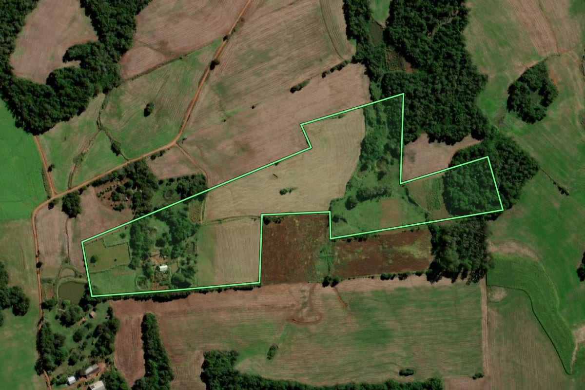 Imagem de satélite do imóvel rural em Santo Ângelo (RS), com o contorno declarado no CAR desenhado por cima.