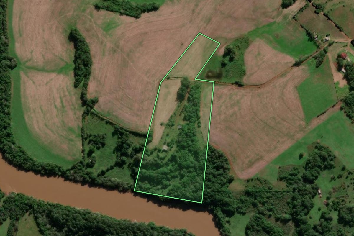 Imagem de satélite do imóvel rural em Santo Ângelo (RS), com o contorno declarado no CAR desenhado por cima.