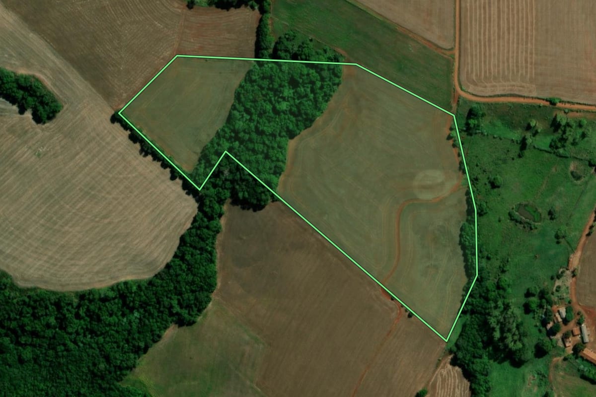 Imagem de satélite do imóvel rural em Santo Ângelo (RS), com o contorno declarado no CAR desenhado por cima.