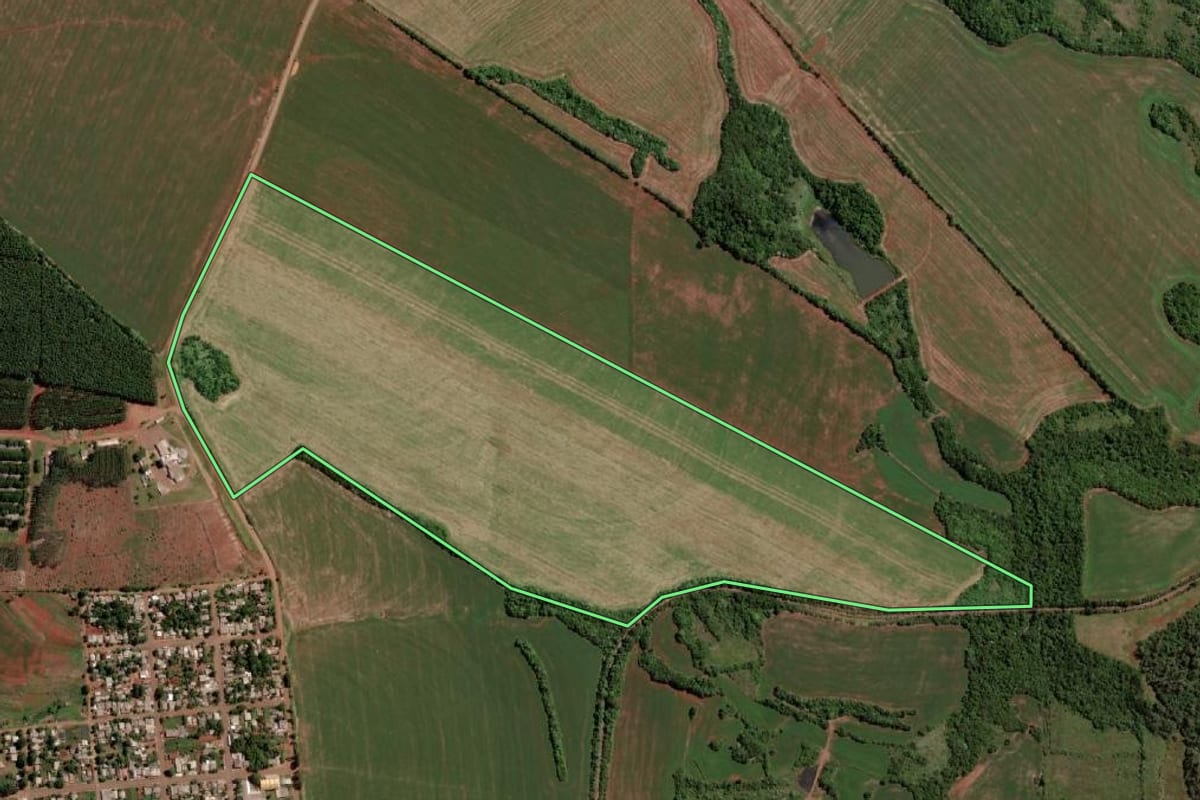Imagem de satélite do imóvel rural em Santo Ângelo (RS), com o contorno declarado no CAR desenhado por cima.