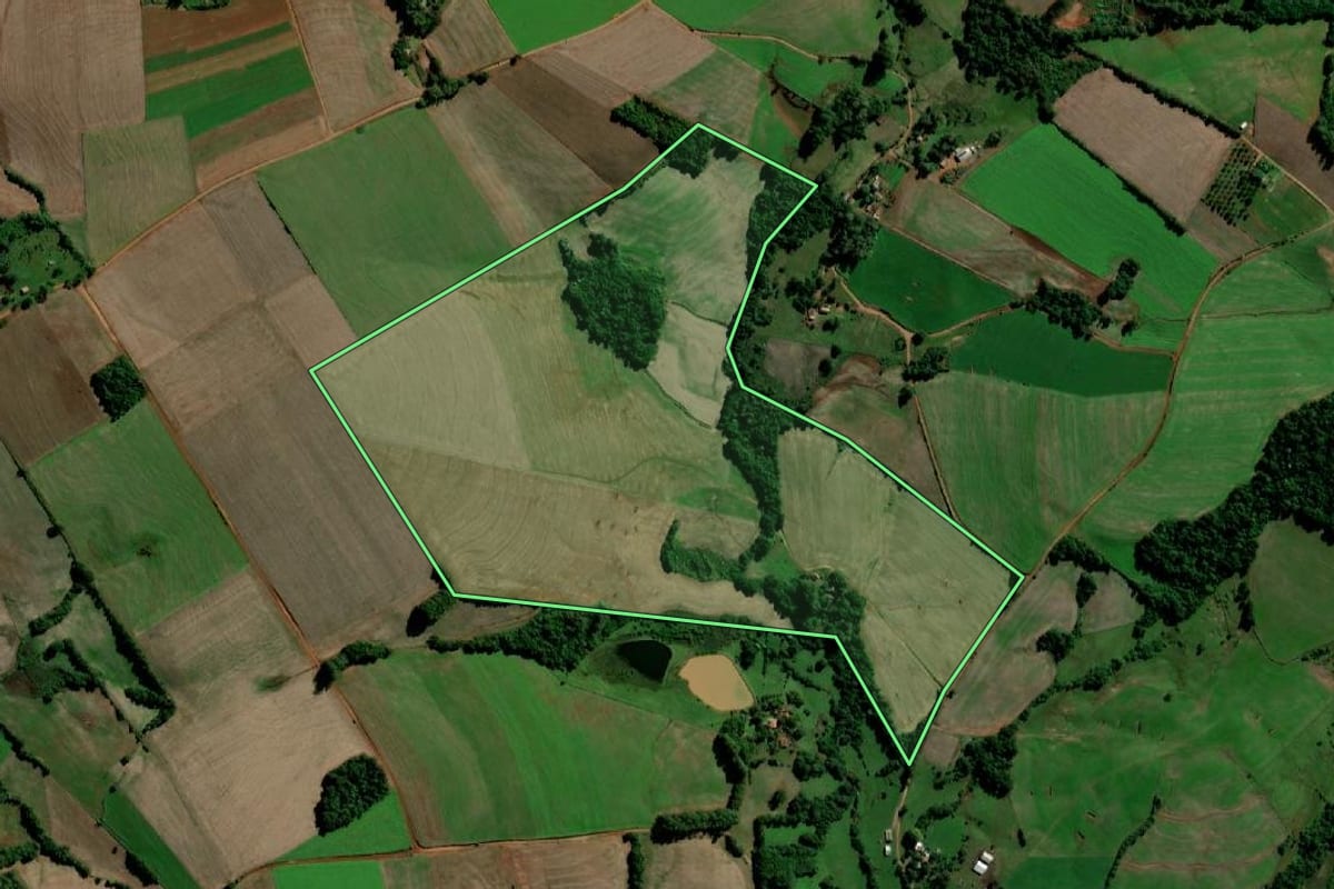 Imagem de satélite do imóvel rural em Santo Ângelo (RS), com o contorno declarado no CAR desenhado por cima.
