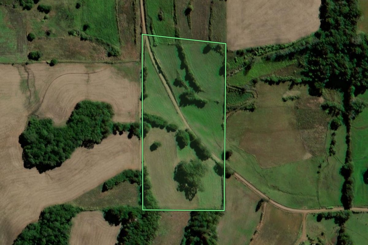 Imagem de satélite do imóvel rural em Santo Ângelo (RS), com o contorno declarado no CAR desenhado por cima.