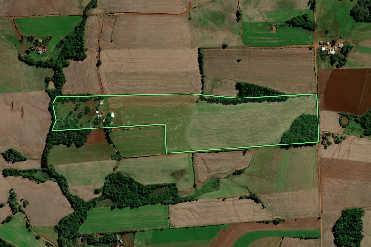 Imagem de satélite do imóvel rural em Santo Ângelo (RS), com o contorno declarado no CAR desenhado por cima.