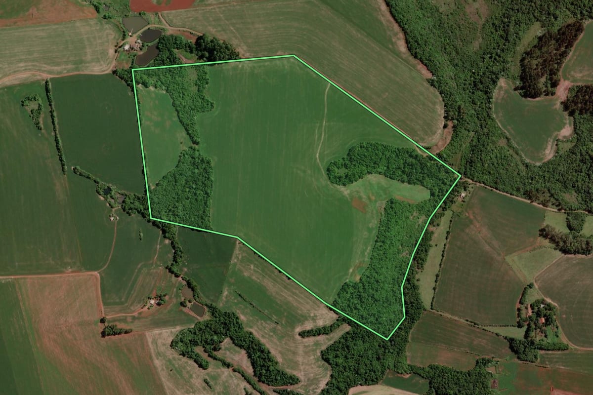 Imagem de satélite do imóvel rural em Santo Ângelo (RS), com o contorno declarado no CAR desenhado por cima.