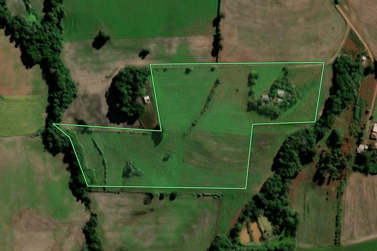 Imagem de satélite do imóvel rural em Santo Ângelo (RS), com o contorno declarado no CAR desenhado por cima.